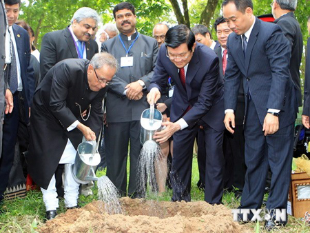Chủ tịch nước Trương Tấn Sang và Tổng thống Ấn Độ Pranab Mukherjee trồng cây Bồ đề trong Khu di tích Chủ tich Hồ Chí Minh tại Phủ Chủ tịch.